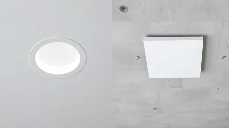 Comparativo visual mostrando um plafon de embutir, nivelado ao teto de gesso, e um plafon de sobrepor, montado em um teto de concreto.