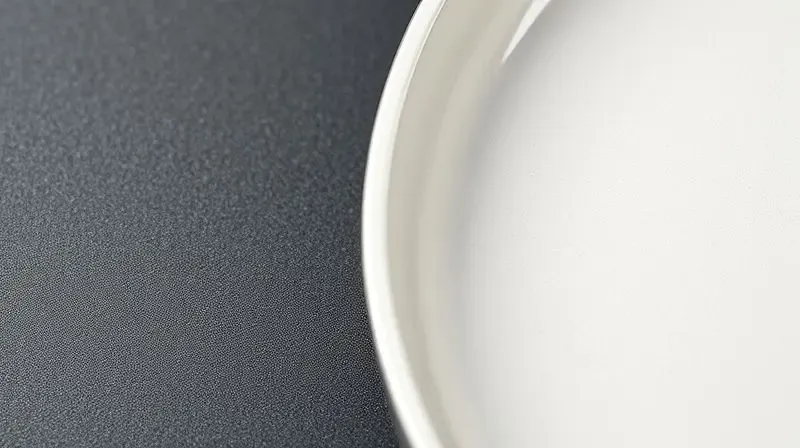 Comparativo em close-up das texturas de revestimento antiaderente de teflon e cerâmica em duas frigideiras novas.